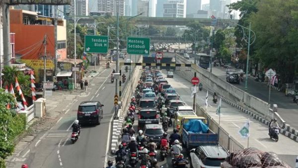 Macet di Jl Mampang Arah Kuningan, Jaksel