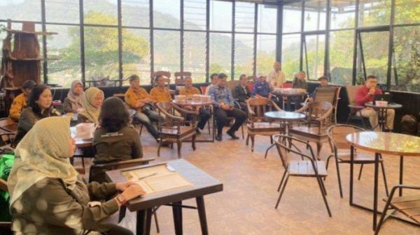 Fakultas Ekonomi dan Bisnis (FEB) Universitas Jenderal Achmad Yani (Unjani) menyelenggarakan kegiatan pengabdian masyarakat di Inaka Coffee, Kelurahan Cibeber, Cimahi, dengan tema “Literasi Sapta Pesona serta Peningkatan Tata Kelola Manajemen Usaha dan Pemasaran.”