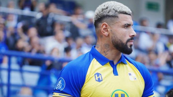 Bek Barito Putera asal Brasil, Renan Alves.