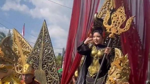 Tiara Andini yang merupakan warga asli Jember ikut memeriahkan suasana carnaval. 
