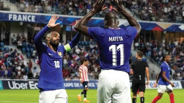 Lacazette dan Mateta selebrasi usai mencetak gol untuk Timnas Prancis di Olimpiade Paris 2024