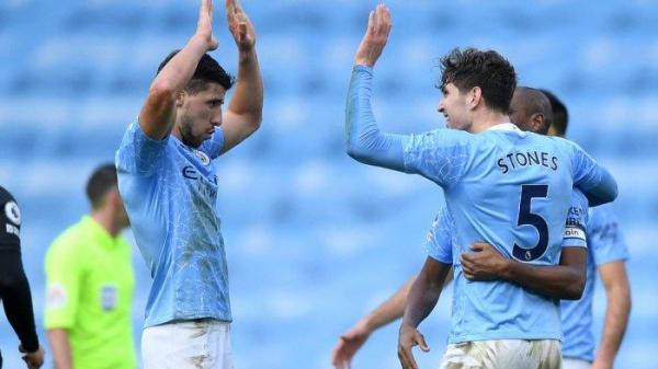 Ruben Dias dan John Stones di Liga Inggris Manchester City vs West Ham United di Stadion Etihad di Manchester, barat laut Inggris, pada 27 Februari, 2021. Manchester City memenangkan pertandingan 2-0.