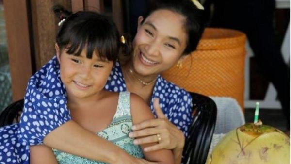 Putri pertama Happy Salma ini diberi nama Tjokorda Sri Kinandari Kerthyasa. 