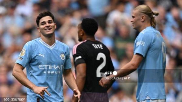 Striker Manchester City asal Argentina, Julian Alvarez (kiri) merayakan bersama Erling Haaland setelah mencetak gol pertama timnya selama pertandingan sepak bola Liga Inggris antara Manchester City dan Fulham di Stadion Etihad di Manchester, barat laut Inggris, pada 2 September 2023.