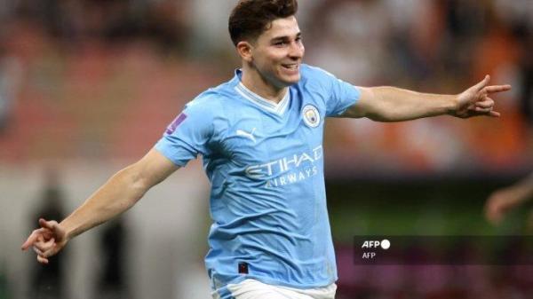 Penyerang Manchester City asal Argentina #19 Julian Alvarez merayakan gol pertama timnya pada pertandingan sepak bola final Piala Dunia Antarklub FIFA antara Fluminense dari Brasil dan Manchester City dari Inggris di King Abdullah Sports City di Jeddah pada 22 Desember 2023.