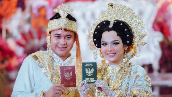 Penyanyi dangdut Putri Isnari atau Putri DA resmi menikah dengan Abdul Azis di Balikpapan Sport and Convention Center, Kalimantan Timur, Sabtu (20/4/2024).