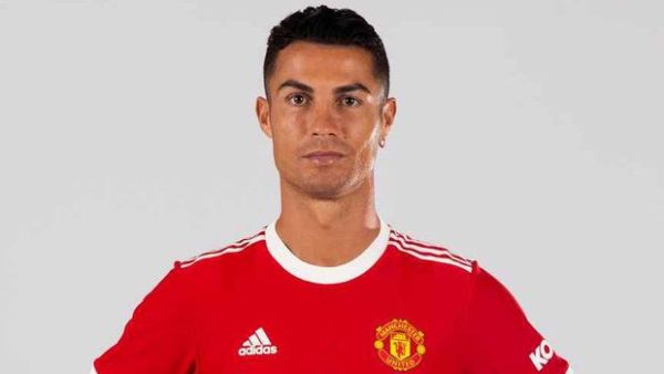 Cristiano Ronaldo memakai jersey baru Manchester United di Manchester, Selasa (31/8/2021).