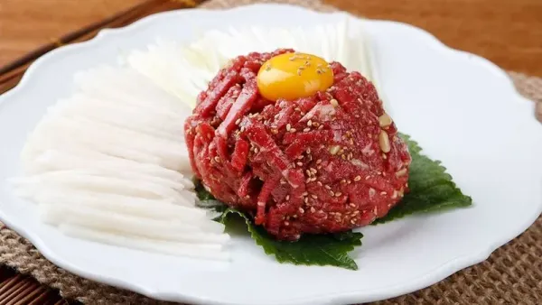 5 Makanan dari Daging Mentah Paling Populer di Dunia