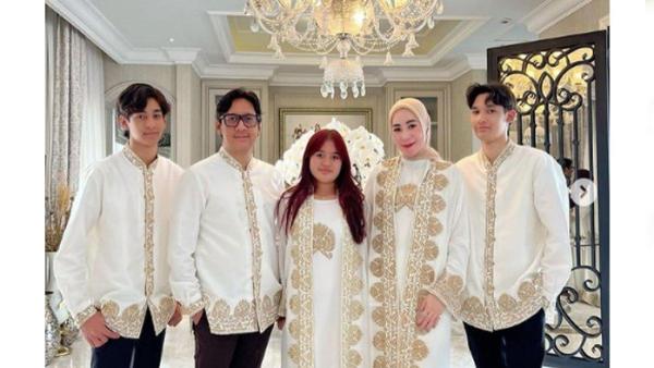 Andre Taulany bersama keluarga.