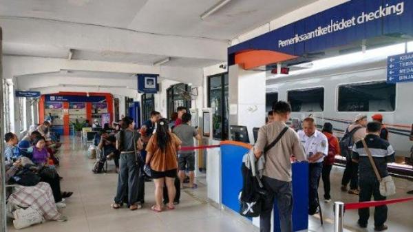 Suasana stasiun kereta api Medan selama periode libur sekolah tahun ajaran 2023/2024.