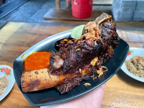 Iga Bakar Terenak di Rawamangun, Harus Rela Antre Berjam-jam!