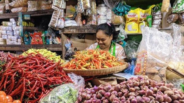 Cabai hingga bawang merah yang dijual oleh pedagang di Pasar Argosari Wonosari, Gunungkidul. Dinas Perdagangan setempat menyebut harga bapok saat ini terpantau stabil.
