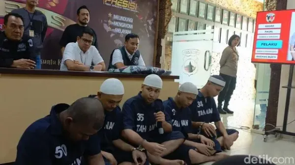 Para anggota perguruan silat yang keroyok warga Semarang dihadirkan di Polrestabes Semarang.