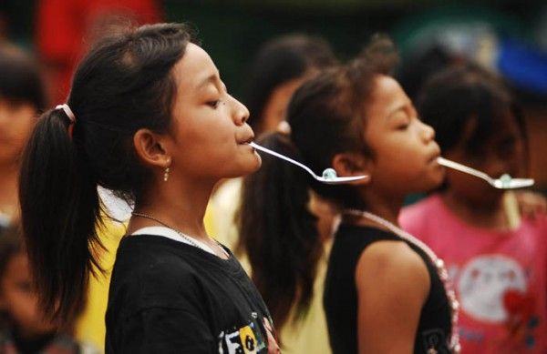 Dua peserta berusaha berjalan sambil menggigit sendok berisi kelereng saat mengikuti perlombaan lari bawa bendera di Kampung Barukai, Kecamatan Cisarua, Kabupaten Bandung Barat, Kamis (12/7). Sebagian besar warga mengadakan kegiatan Agustusan dimajukan, karena Hari Kemerdekaan RI 17 Agustus 2012 bertepatan dengan bulan suci Ramadhan.