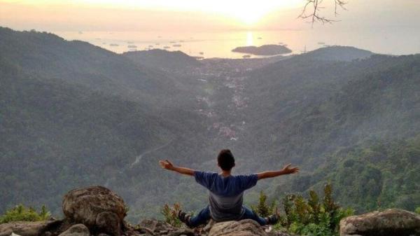 Pemandangan Selat Sunda saat senja dilihat dari atas Bukit Cipala, Merak, Kota Cilegon.