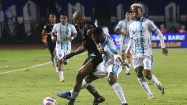 Penyerang tengah Persib Bandung, David da Silva  berebut bola dengan bek tengah yang juga kapten PSBS Biak, Donni Harold Monim pada laga perdana Liga 1 2024-2025 di Stadion Si Jalak Harupat, Kabupaten Bandung, Jawa Barat, Jumat (9/8/2024).