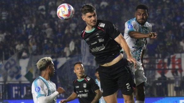 Bek tengah Persib Bandung, Nick Kuipers berebut bola di udara dengan bek tengah PSBS Biak, Donni Harold pada laga perdana Liga 1 2024-2025 di Stadion Si Jalak Harupat, Kabupaten Bandung, Jawa Barat, Jumat (9/8/2024).
