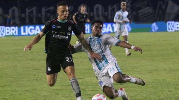 Gelandang serang Persib Bandung, Mailson Lima berebut bola dengan bek kiri PSBS Biak, Pebriato pada laga perdana Liga 1 2024-2025 di Stadion Si Jalak Harupat, Kabupaten Bandung, Jawa Barat, Jumat (9/8/2024).