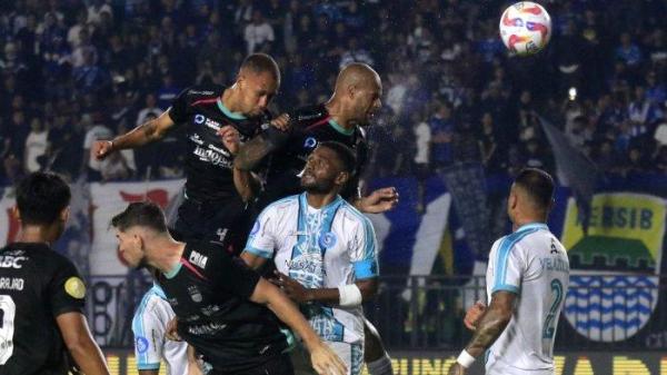 Penyerang tengah Persib Bandung, David da Silva  menyundul bola ke arah gawang PSBS Biak pada laga perdana Liga 1 2024-2025 di Stadion Si Jalak Harupat, Kabupaten Bandung, Jawa Barat, Jumat (9/8/2024).