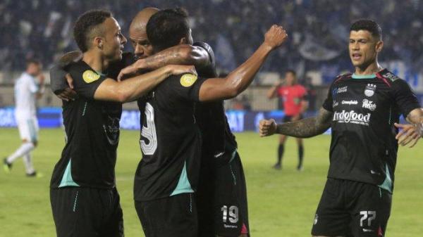 Penyerang tengah Persib Bandung, David da Silva melakukan selebrasi bersama rekan-rekannya setelah mencetak gol ke gawang PSBS Biak pada laga perdana Liga 1 2024-2025 di Stadion Si Jalak Harupat, Kabupaten Bandung, Jawa Barat, Jumat (9/8/2024).