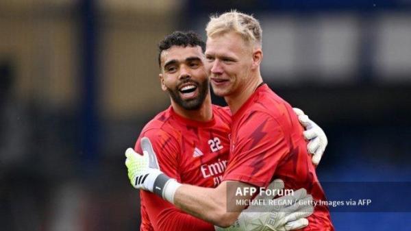 David Raya dan Aaron Ramsdale sebelum Liga Inggris antara Everton vs Arsenal di Goodison Park pada 17 September 2023 di Liverpool, Inggris.