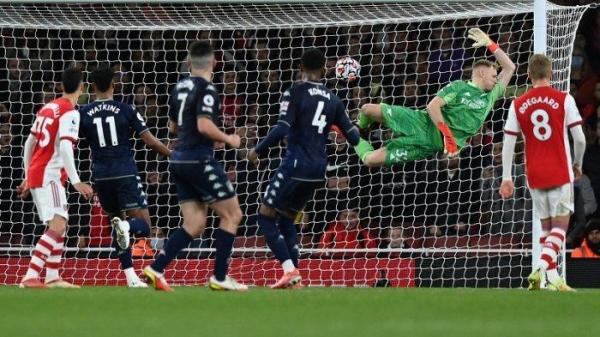 Penjaga gawang ArsenalAaron Ramsdale (2R) melakukan penyelamatan pada pertandingan Liga Inggris antara Arsenal dan Aston Villa di Stadion Emirates Sabtu (22/10/2021)