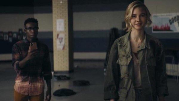 Olly Sholotan dan Isabel May dalam film Run Hide Fight (2020).