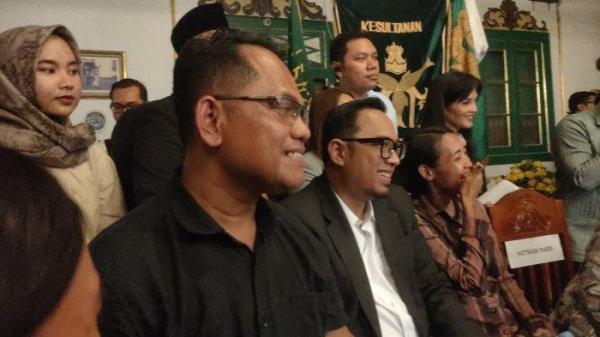 Ayah Eki, korban pembunuhan dan pemerkosaan bersama kekasihnya bernama Vina, Iptu Rudiana akhirnya muncul ke publik di wilayah Cirebon saat konferensi pers bersama tim Hotman 911 di salah satu keraton di Kota Cirebon, Selasa (30/7/2024).