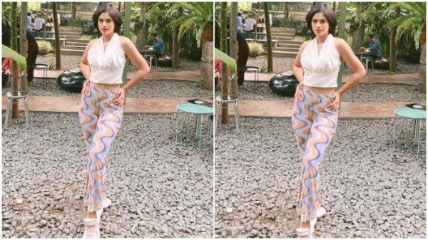 Penampilan modis Hana Saraswati