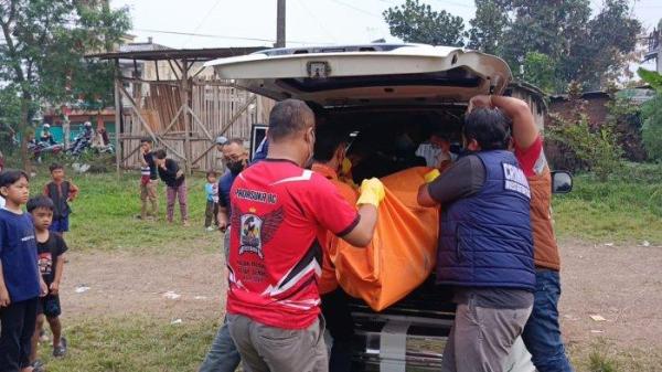 Petugas saat mengevakuasi jenazah Nurhasanah dari rumahnya di Kampung Pasir Kalapa, Desa Peteuycondong, Kecamatan Cibeber, Kabupaten Cianjur. ke dalam ambulans untuk dibawa ke RSUD Cianjur, Minggu (11/8/2024). 