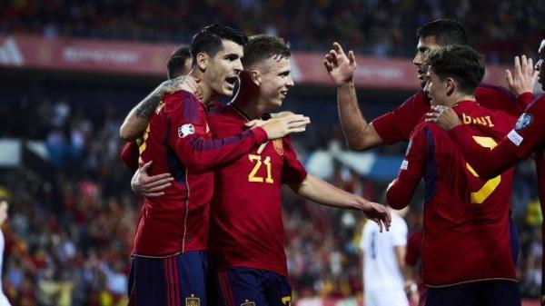 Penyerang timnas Spanyol, Dani Olmo merayakan golnya bersama Alvaro Morata dalam pertandingan melawan timnas Norwegia pada Kualifikasi Euro 2024 Grup A. Laga Spanyol vs Norwegia tersebut digelar di Stadion La Rosaleda, Malaga, pada Sabtu (25/3/2023) malam waktu setempat.