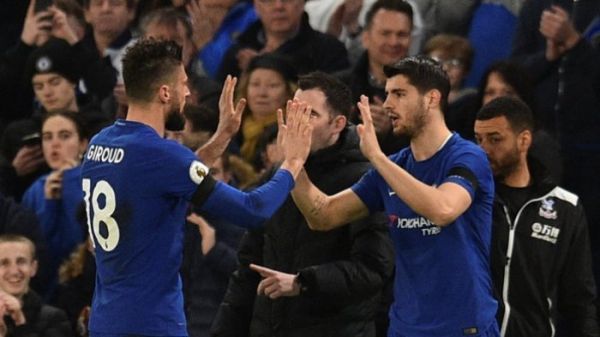 Penyerang Chelsea, Alvaro Morata (kanan), menggantikan Olivier Giroud dalam laga Liga Inggris kontra Crystal Palace di Stadion Stamford Bridge, London, pada 10 Maret 2018.