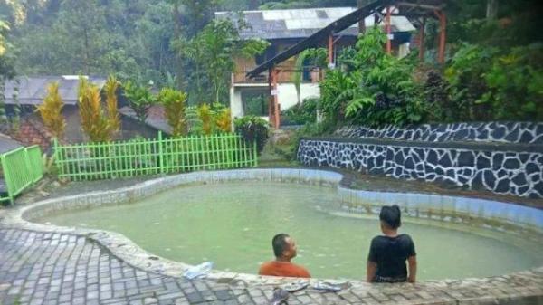 Di tempat wisata Pemandian Air Panas Ciparay Bogor ini kamu bisa berendam sekaligus melihat pemandangan hutan dan perbukitan.