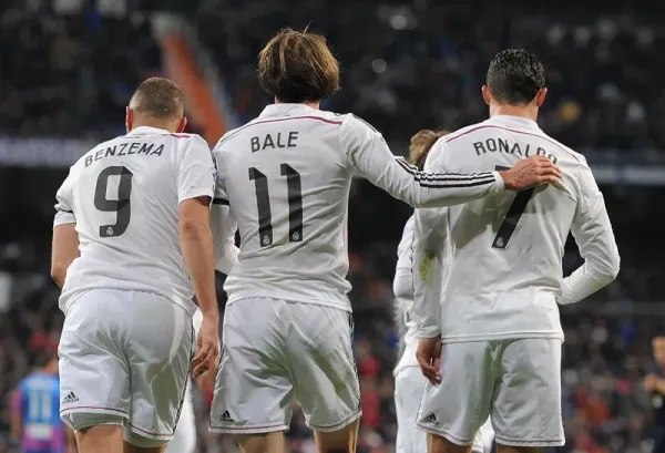 MADRID, SPAIN - MARCH 15:  Gareth Bale of Real Madrid celebrates with Cristiano Ronaldo and Karim Benzema  after scoring Real's opening goal during the La Liga match between Real Madrid CF and Levante UD at Estadio Santiago Bernabeu on March 15, 2015 in Madrid, Spain. <div class=