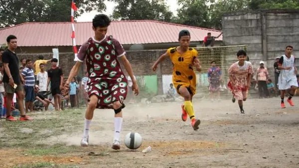 Sejumlah pemuda mengikuti pertandingan sepak bola dengan mengenakan daster di Makassar, Sulawesi Selatan, Minggu (7/8/2022). Warga setempat menggelar berbagai perlombaan untuk menyambut semarak HUT ke-77 Kemerdekaan Republik Indonesia. ANTARA FOTO/Arnas Padda/foc.