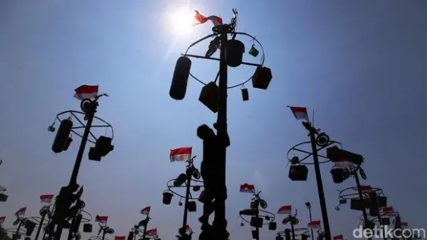Taman Impian Jaya Ancol menggelar lomba panjat pinang kolosal untuk memeriahkan HUT ke-78 RI, Kamis (17/8/2023).