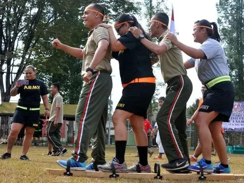 Latma Garuda Shield-11/2017 diisi dengan lomba balap karung hingga bakiak di Sukabumi, Minggu (24/9). Yuk kita intip keseruan lomba tersebut.
