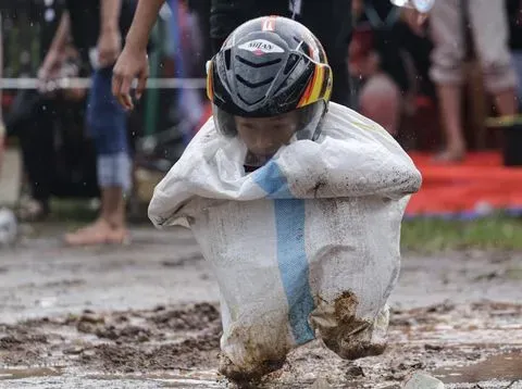 Sejumlah anak bersiap saat lomba balap karung di Jatiuwung, Kota Tangerang, Banten, Rabu (17/8/2022). Lomba tersebut dalam rangka menyemarakkan HUT ke-77 Republik Indonesia. ANTARA FOTO/Fauzan/hp.