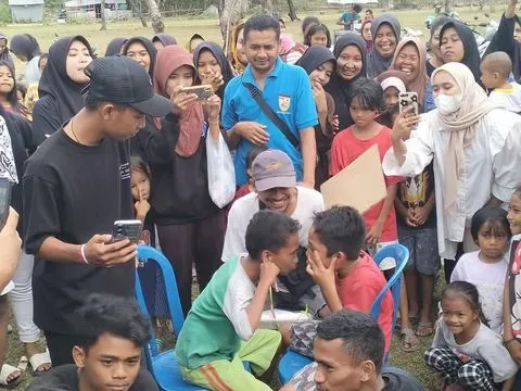 Anak-anak di Desa Gorontalo, Labuan Bajo mengikuti lomba muka jelek-tahan tawa memeriahkan peringatan HUT ke-78 RI.