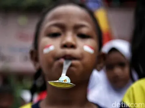 Sejumlah siswa-siswi mengikuti lomba dalam rangka HUT ke-77 RI di SDN Semper Barat 13/14, Cilincing, Jakarta Utara, Selasa (16/8/2022).