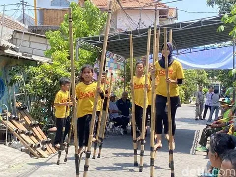 Anak-anak Kampung Egrang Jambangan sedang berlatih.