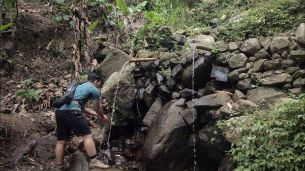 Perjalanan menuju puncak Gunung Butik, tempat wisata di Bogor yang memiliki julukan Miniatur Gunung Salak.