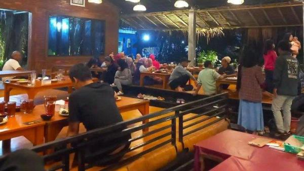 RM Saung Sultan, salah satu tempat makan saung di Ciseeng, Bogor untuk makan keluarga.