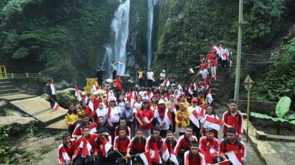 Kirab merah putih di air terjun Mbilulu