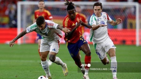 Nico Williams (tengah) vs Giovanni Di Lorenzo (kiri) dan Federico Chiesa di Euro 2024 Spanyol vs Italia di Arena AufSchalke di Gelsenkirchen pada tanggal 20 Juni 2024.