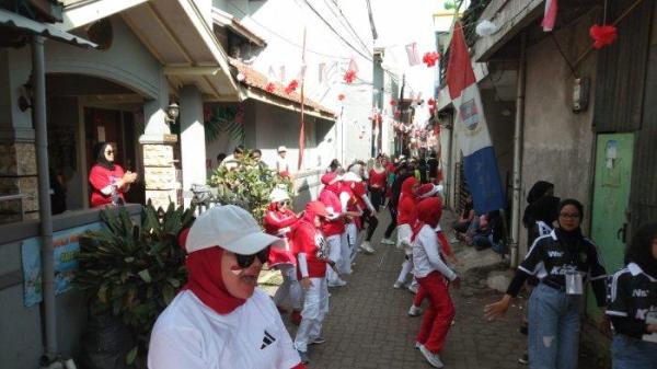 HUT ke-79 RI, Senam Zumba di Sebuah Gang di Lembang, Berdempetan tapi Asyik