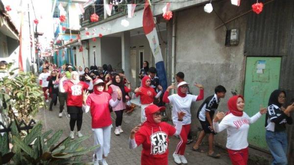 HUT ke-79 RI, Senam Zumba di Sebuah Gang Padat Penduduk di Lembang