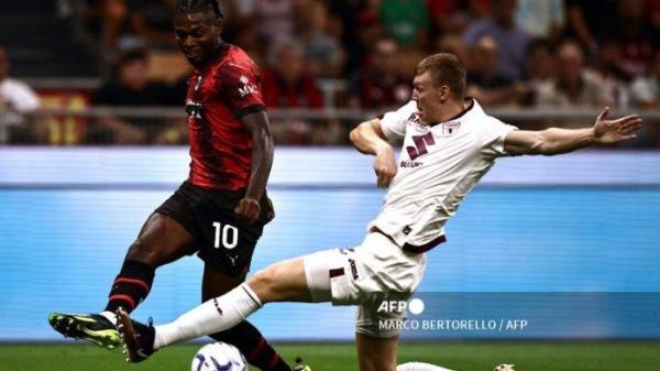 Rafael Leao vs Perr Schuurs di Liga Italia Serie A AC Milan vs Torino pada 26 Agustus 2023 di “Stadion San Siro” di Milan.