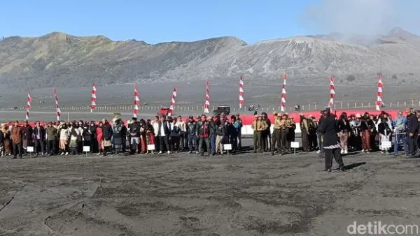 Upacara bendera HUT ke-79 RI di Lautan Pasir Gunung Bromo