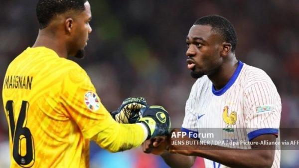 Kiper Prancis Mike Maignan dan Youssouf Fofana di Euro 2024 Portugal vs Prancis.